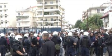 Νέα επεισόδια στο ΕΠΑΛ Σταυρούπολης – Μαθητές επιτέθηκαν με μολότοφ και πέτρες σε φοιτητές (Βίντεο)