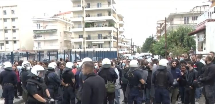 Νέα επεισόδια στο ΕΠΑΛ Σταυρούπολης – Μαθητές επιτέθηκαν με μολότοφ και πέτρες σε φοιτητές (Βίντεο)