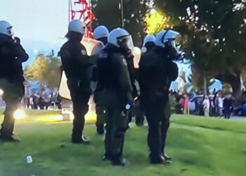 Τέσσερις συλλήψεις και μια προσαγωγή από τα επεισόδια των αντιεμβολιαστών