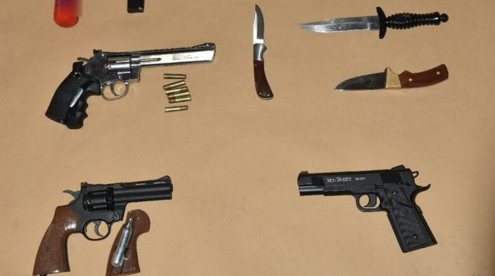 Απίστευτα ευρήματα στα σπίτια των ταραξιών της Σταυρούπολης: Μαχαίρια, ρόπαλα και πιστόλια αερίου
