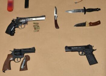 Απίστευτα ευρήματα στα σπίτια των ταραξιών της Σταυρούπολης: Μαχαίρια, ρόπαλα και πιστόλια αερίου