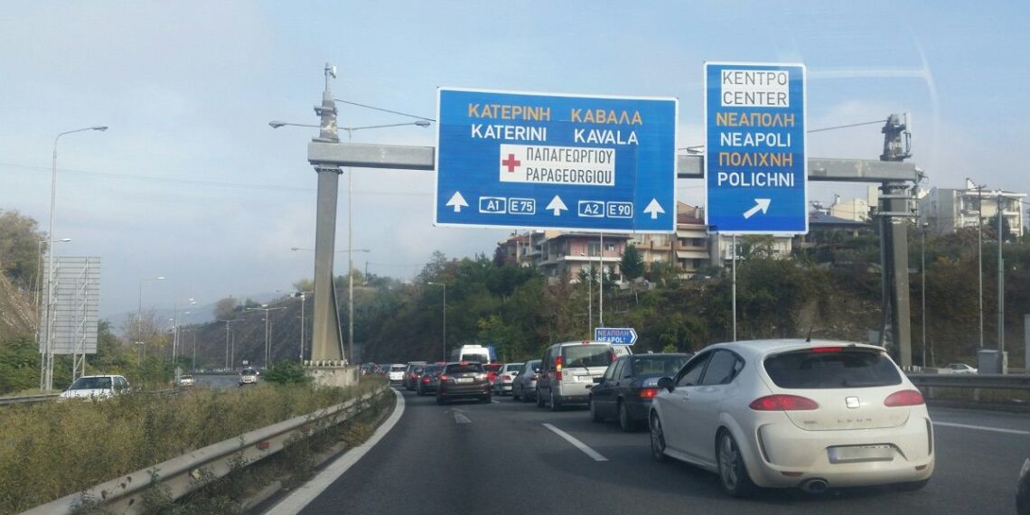 Θεσσαλονίκη: Σύγκρουση φορτηγού με ΙΧ στην Περιφερειακή Οδό