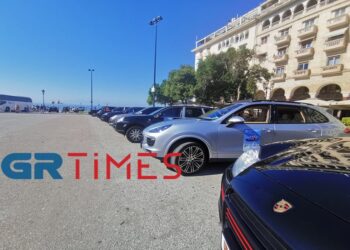 Θεσσαλονίκη: «Παρέλαση» Porsche στην Αριστοτέλους με συνοδηγούς παιδιά (Bίντεο)