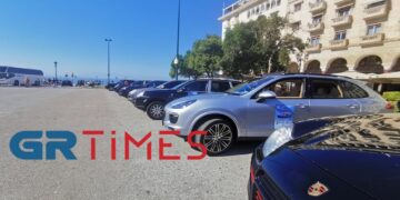Θεσσαλονίκη: «Παρέλαση» Porsche στην Αριστοτέλους με συνοδηγούς παιδιά (Bίντεο)