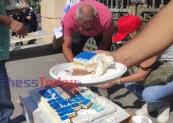 Θεσσαλονίκη: Έκοψαν «τούρτα Μητσοτάκη» στην διαμαρτυρία Υγειονομικών