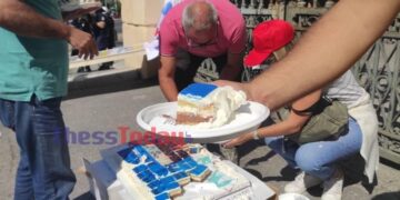 Θεσσαλονίκη: Έκοψαν «τούρτα Μητσοτάκη» στην διαμαρτυρία Υγειονομικών