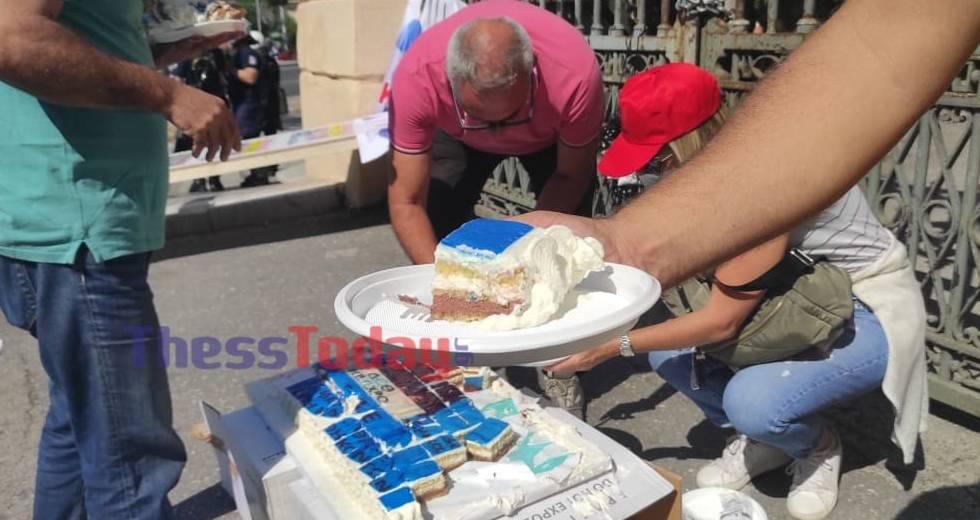 Θεσσαλονίκη: Έκοψαν «τούρτα Μητσοτάκη» στην διαμαρτυρία Υγειονομικών
