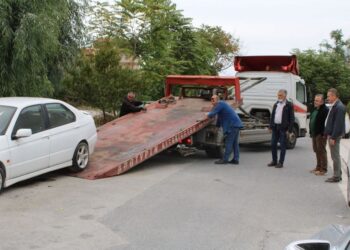 Δήμος Κορδελιού – Ευόσμου: Ξεκίνησε η επιχείρηση απομάκρυνσης εγκαταλελειμμένων οχημάτων