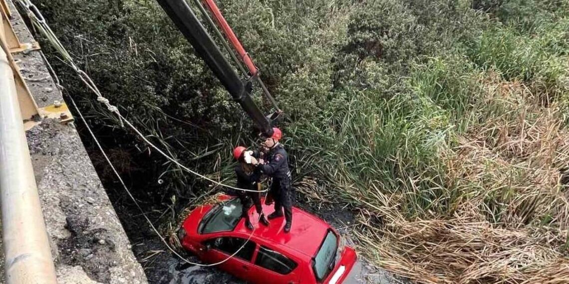 Θεσσαλονίκη: Αυτοκίνητο έκανε «βουτιά» σε κανάλι – Απεγκλωβίστηκαν δυο γυναίκες