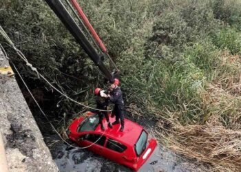 Θεσσαλονίκη: Αυτοκίνητο έκανε «βουτιά» σε κανάλι – Απεγκλωβίστηκαν δυο γυναίκες
