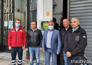 Εγκαταστάθηκε απινιδωτής στην πλατεία Αριστοτέλους – Πώς μπορεί να σώσει μια ζωή σε λίγα λεπτά (Βίντεο)