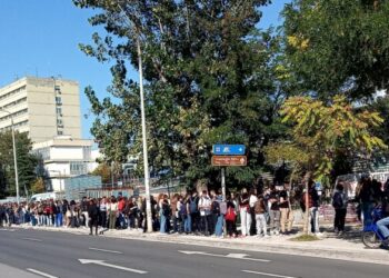 ΑΠΘ – Τριτοκοσμικές εικόνες: Ουρές φοιτητών και αναμονή δύο ωρών για μια μερίδα φαγητού στη Λέσχη