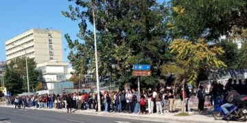 ΑΠΘ – Τριτοκοσμικές εικόνες: Ουρές φοιτητών και αναμονή δύο ωρών για μια μερίδα φαγητού στη Λέσχη