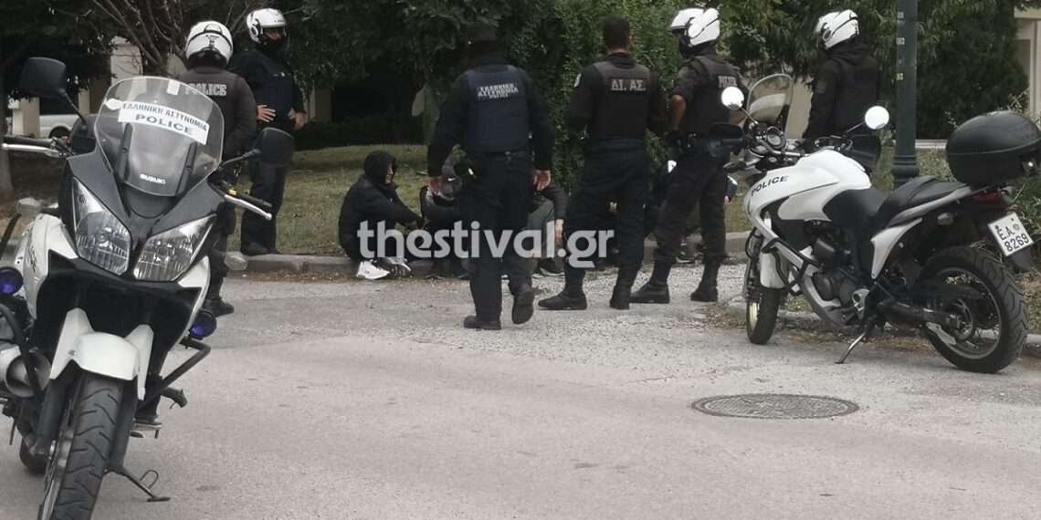 ΠΡΙΝ ΛΙΓΟ: Επεισόδια και προσαγωγές κουκουλοφόρων που ξεκίνησαν πορεία από το ΕΠΑΛ Ευόσμου (Εικόνες & βίντεο)