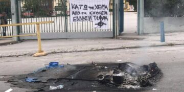 Εύοσμος: Φασιστικό πανό, φωτιές και ένταση στο ΕΠΑΛ Ευόσμου (Εικόνες)
