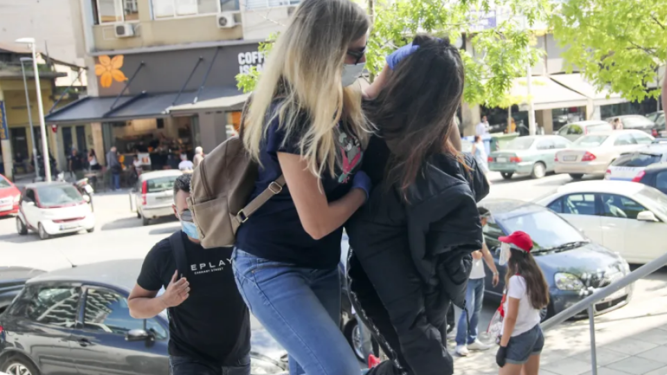 Δολοφονία στον Εύοσμο: Η μητέρα μου με έβαλε να πω ότι με κακοποιούσε σεξουαλικά, λέει η κόρη από τη φυλακή