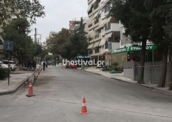 Εύοσμος: Ένταση έξω από το ΕΠΑΛ Ευόσμου – Μαθητές έκαψαν κάδους και πέταξαν πέτρες (Εικόνες & βίντεο)