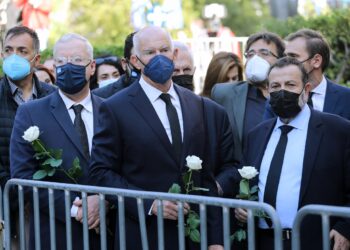 Φώφη Γεννηματά: Έφτασε η σορός της στη Μητρόπολη – Σκεπασμένο με τη σημαία του ΠΑΣΟΚ το φέρετρο