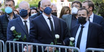 Φώφη Γεννηματά: Έφτασε η σορός της στη Μητρόπολη – Σκεπασμένο με τη σημαία του ΠΑΣΟΚ το φέρετρο