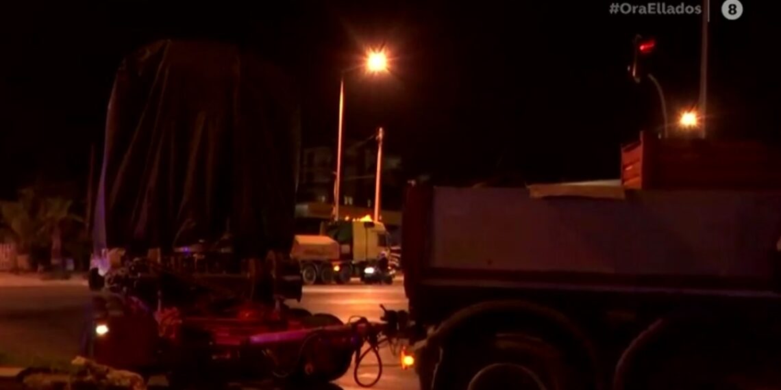 Θεσσαλονίκη: Φορτηγό που μετέφερε βαγόνι του μετρό “κόλλησε” στο φανάρι του Φοίνικα (Βίντεο)