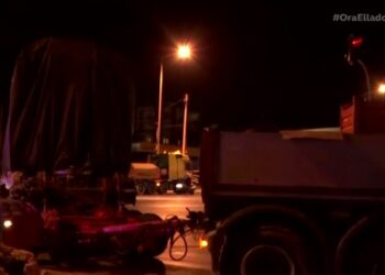 Θεσσαλονίκη: Φορτηγό που μετέφερε βαγόνι του μετρό “κόλλησε” στο φανάρι του Φοίνικα (Βίντεο)