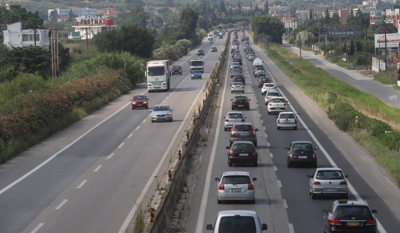 Θεσσαλονίκη: Τροχαία ατυχήματα στη Λ. Δενροποτάμου – Μικροσυγκρούσεις και κίνηση σε κεντρικούς δρόμος λόγω βροχόπτωσης