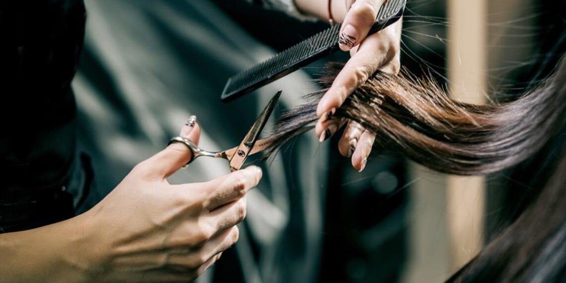 Απίστευτο! Αρνητής στη Θεσσαλονίκη ζήτησε να τον κουρέψει ανεμβολίαστη κομμώτρια – Έκανε μήνυση