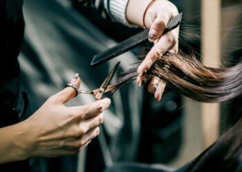 Απίστευτο! Αρνητής στη Θεσσαλονίκη ζήτησε να τον κουρέψει ανεμβολίαστη κομμώτρια – Έκανε μήνυση