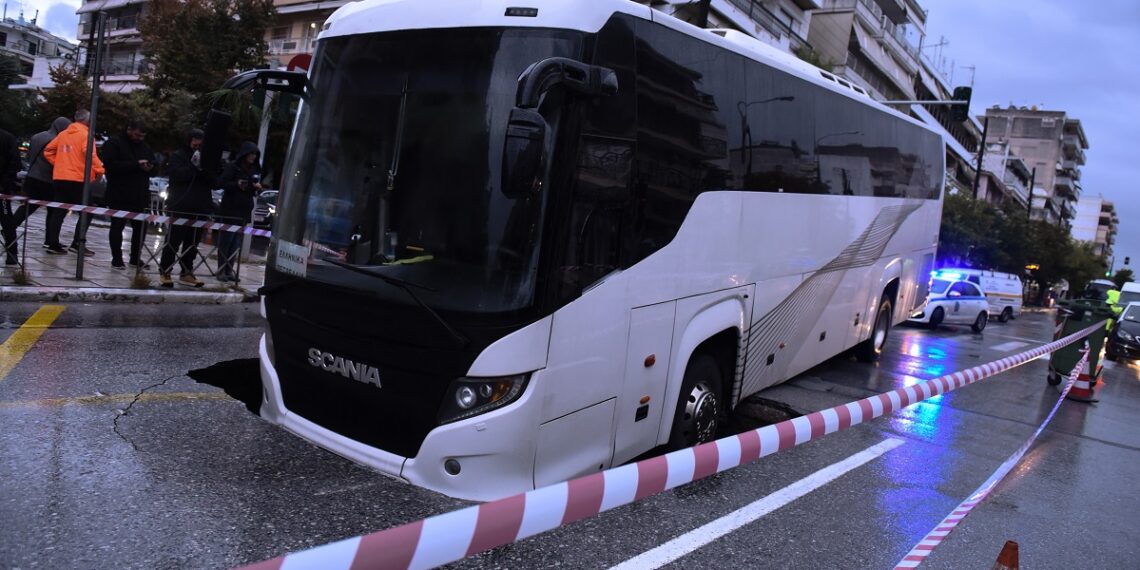 Θεσσαλονίκη: Φούσκωσε το ρέμα της Πολίχνης από την κακοκαιρία «Μπάλλος»