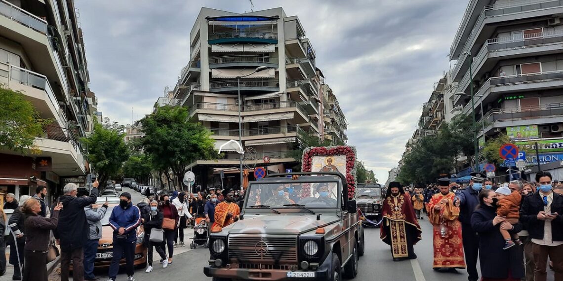 Με πιστούς και μέτρα η λιτάνευση της εικόνας και των λειψάνων του Αγίου Δημητρίου (Εικόνες & βίντεο)