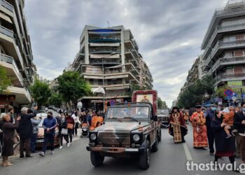 Με πιστούς και μέτρα η λιτάνευση της εικόνας και των λειψάνων του Αγίου Δημητρίου (Εικόνες & βίντεο)