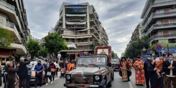 Με πιστούς και μέτρα η λιτάνευση της εικόνας και των λειψάνων του Αγίου Δημητρίου (Εικόνες & βίντεο)