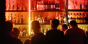 “Βαριά” “καμπάνα” σε μπαρ στο κέντρο που σέρβιρε πελάτες χωρίς τα απαραίτητα πιστοποιητικά