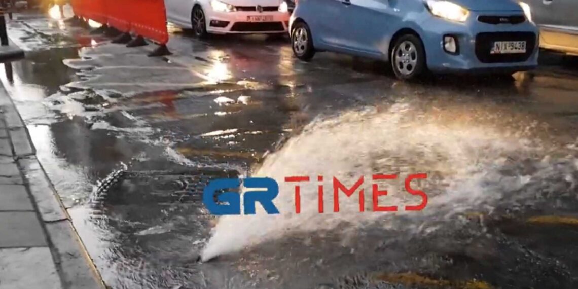 Θεσσαλονίκη: Χωρίς νερό Τσιμισκή και Αριστοτέλους – Δρόμος έγινε ποτάμι από σπασμένο αγωγό