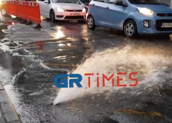Θεσσαλονίκη: Χωρίς νερό Τσιμισκή και Αριστοτέλους – Δρόμος έγινε ποτάμι από σπασμένο αγωγό