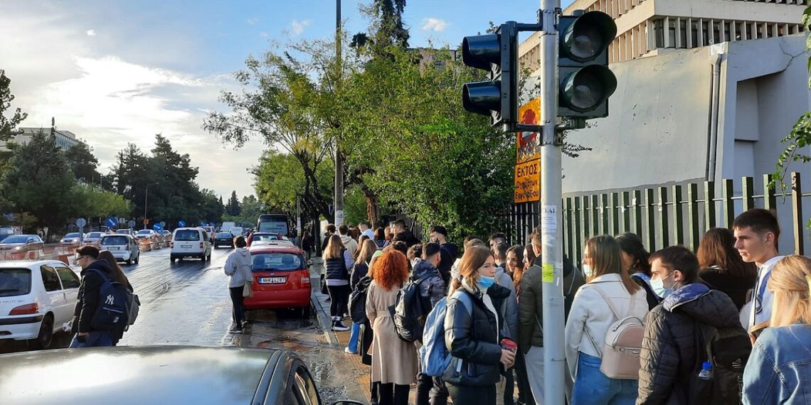 ΠΑΜΑΚ: Δεν χωρούσαν στην αίθουσα και τους έστειλαν σπίτι τους – Τι απαντά ο Πρύτανης