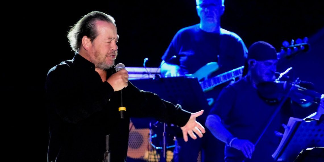 Θεσσαλονίκη: Διακόπηκε η συναυλία του Πάριου όταν ο κόσμος άρχισε να χορεύει χωρίς να τηρεί τα μέτρα