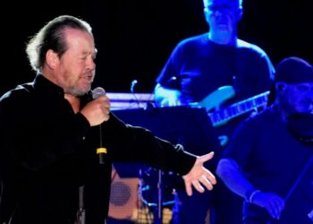 Θεσσαλονίκη: Διακόπηκε η συναυλία του Πάριου όταν ο κόσμος άρχισε να χορεύει χωρίς να τηρεί τα μέτρα