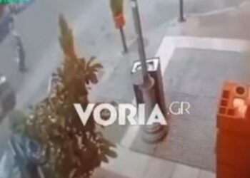 ΒΙΝΤΕΟ – Σοκ! Η στιγμή που αυτοκίνητο χτυπάει ηλικιωμένη και την εγκαταλείπει στην Θεσσαλονίκη