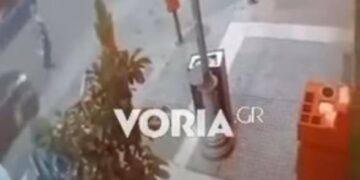 ΒΙΝΤΕΟ – Σοκ! Η στιγμή που αυτοκίνητο χτυπάει ηλικιωμένη και την εγκαταλείπει στην Θεσσαλονίκη