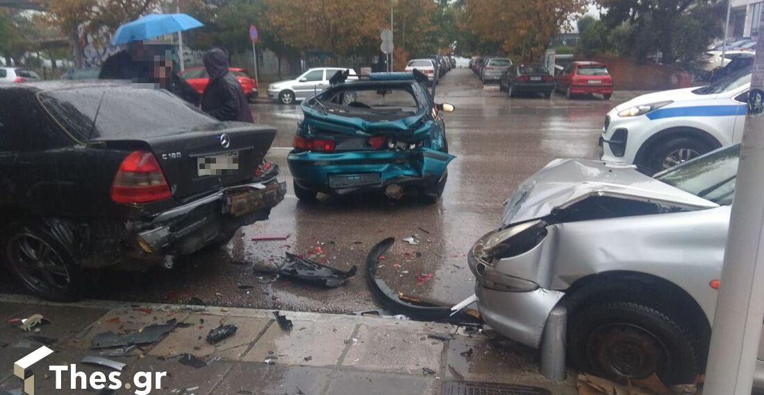 Θεσσαλονίκη: Οχημα έπεσε πάνω σε σταθμευμένα οχήματα – Ενας τραυματίας (Εικόνες)