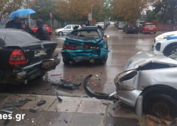 Θεσσαλονίκη: Οχημα έπεσε πάνω σε σταθμευμένα οχήματα – Ενας τραυματίας (Εικόνες)