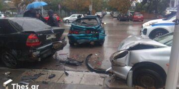 Θεσσαλονίκη: Οχημα έπεσε πάνω σε σταθμευμένα οχήματα – Ενας τραυματίας (Εικόνες)