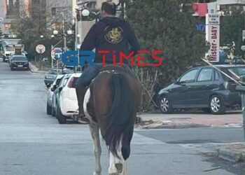 Εύοσμος: Βγήκε για Κυριακάτικη βόλτα… καβάλα στ’άλογο