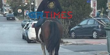 Εύοσμος: Βγήκε για Κυριακάτικη βόλτα… καβάλα στ’άλογο