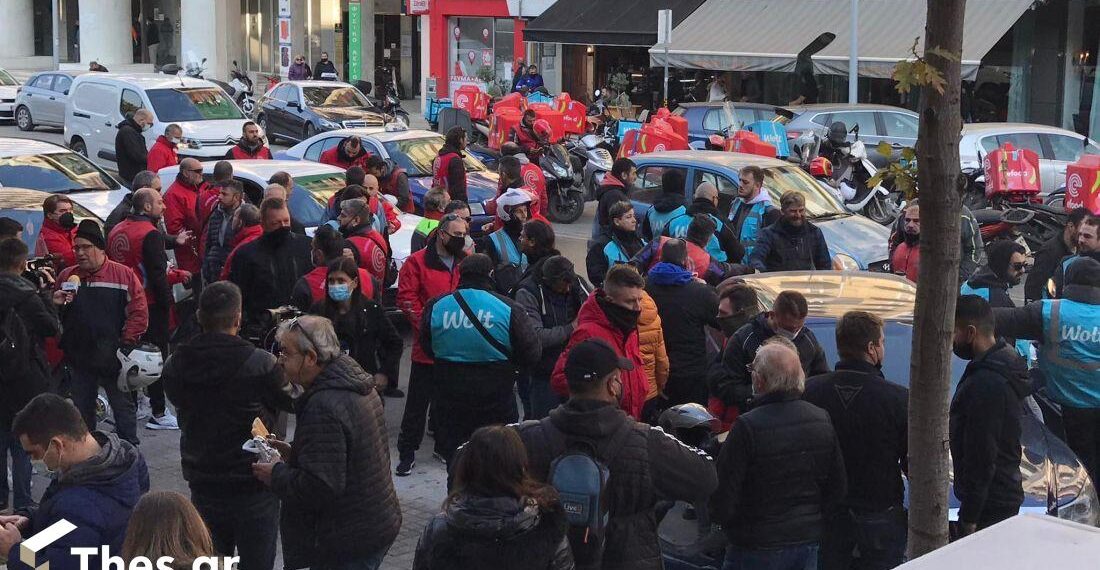 Θεσσαλονίκη: Διαμαρτυρία διανομέων στα δικαστήρια – “Οι κόντρες τη νύχτα θέτουν σε κίνδυνο τις ζωές μας” (Εικόνες & βίντεο)