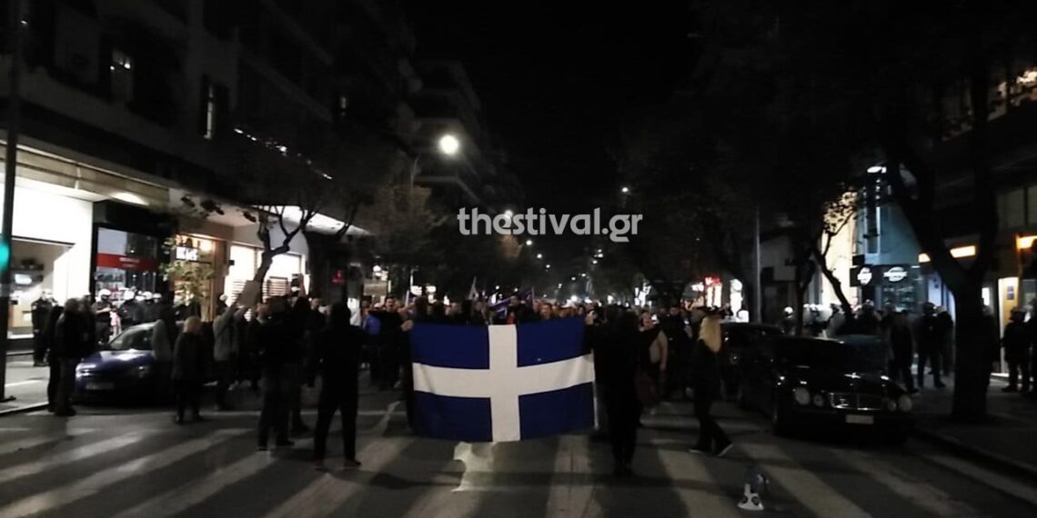 ΤΩΡΑ: Πορεία αντιεμβολιαστών στο κέντρο της Θεσσαλονίκης – “Πάρτε τα εμβόλια και φύγετε από εδώ” (φωτο&video)