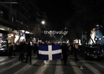 ΤΩΡΑ: Πορεία αντιεμβολιαστών στο κέντρο της Θεσσαλονίκης – “Πάρτε τα εμβόλια και φύγετε από εδώ” (φωτο&video)