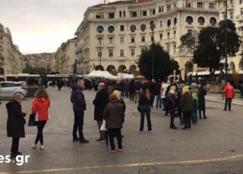 Black Friday: Ουρες για εμβολιασμό κατά του κορονοϊού στην Αριστοτέλους (Εικόνες & Βίντεο)