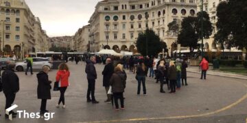 Black Friday: Ουρες για εμβολιασμό κατά του κορονοϊού στην Αριστοτέλους (Εικόνες & Βίντεο)